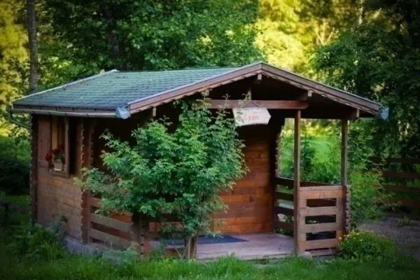 Căsuță de camping în Tulip cu terasă - DIY